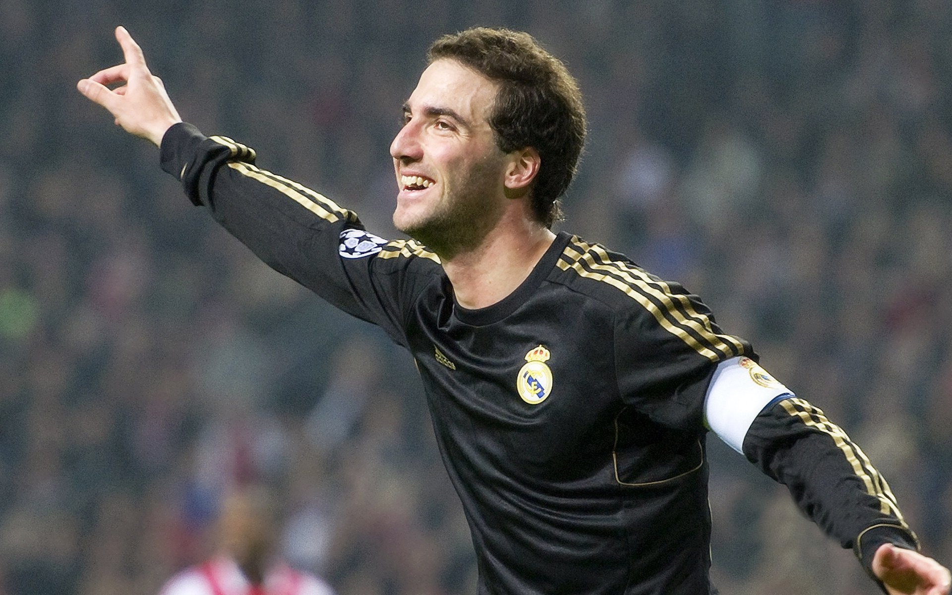 史上最“硬核”篮下争夺战：斯托亚科维奇在抢篮板时的拼搏让人敬佩！