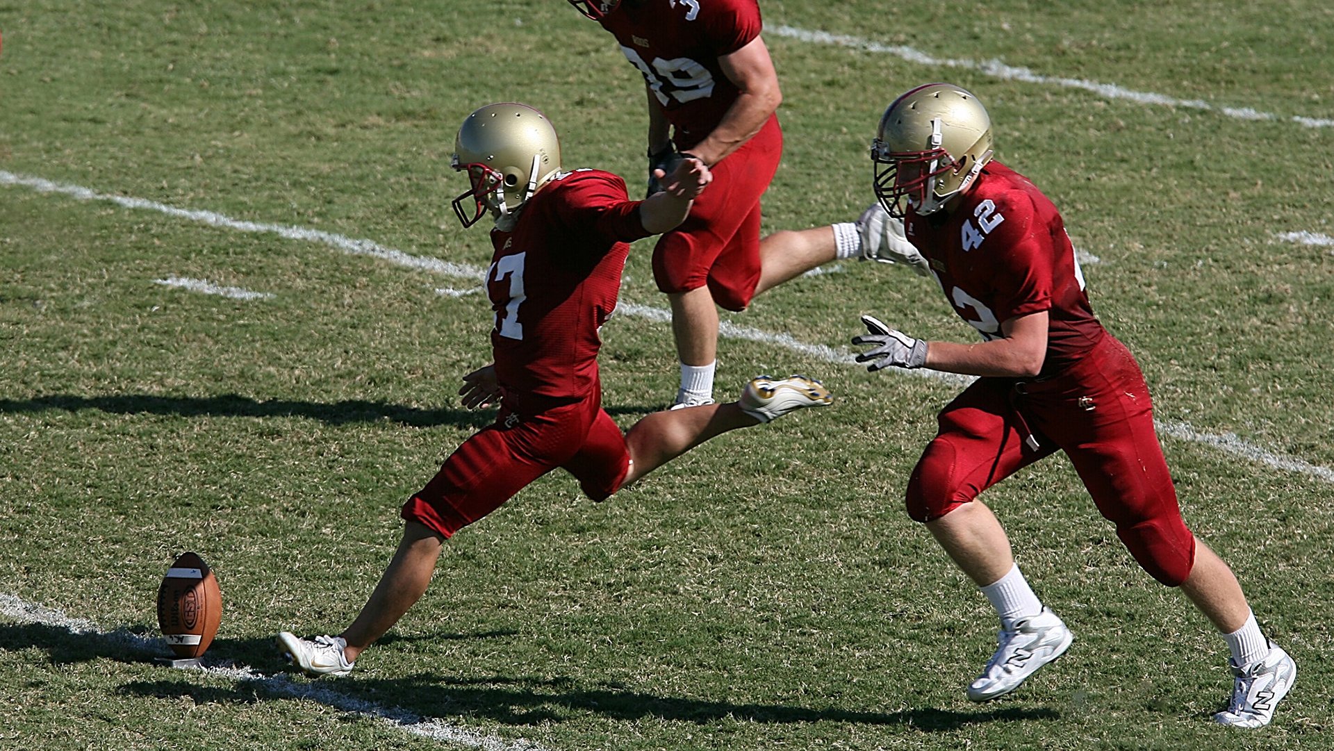 九游手游官网-球场“铁墙防线”：欧洲最佳后防线揭秘，欧洲最强防线